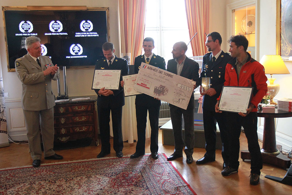 le général d’armée Bertrand Ract Madoux, remet le prix Schoendoerffer 2014.