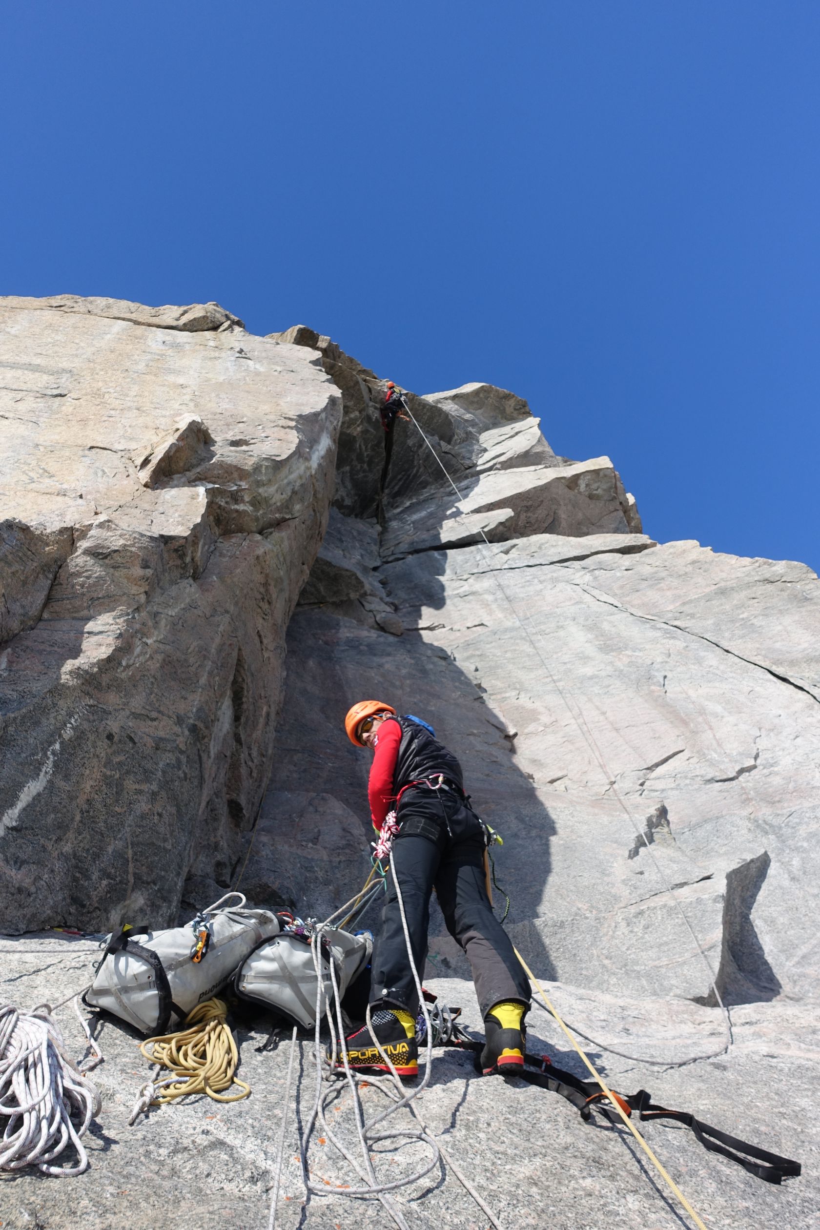 dimitry_et_pierre_dans_le_passage_du_toit_avant_le_headwall.jpg
