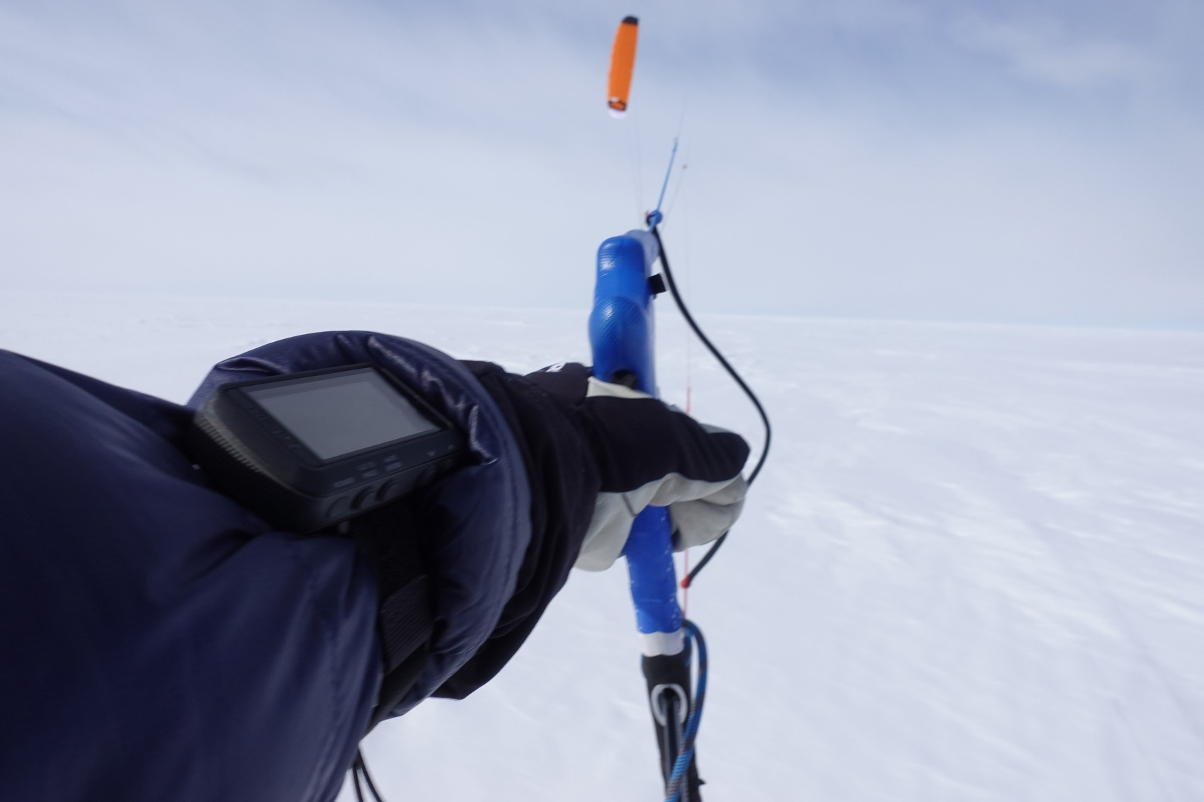 kite_et_gps_sur_la_calotte_on_se_relaie_toutes_les_2_heures_pour_suivre_le_cap.jpg