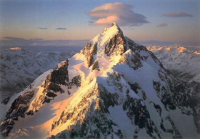 Le Mont Cook, 3754 m, n'a été skié que 2 ou 3 fois, par la voie normale 40/50° (sur la photo)