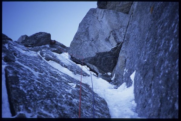 Neige Collée Au Rocher