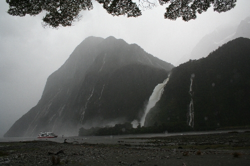 Milford Sound, le bateau est bien petit par rapport a la cascade !