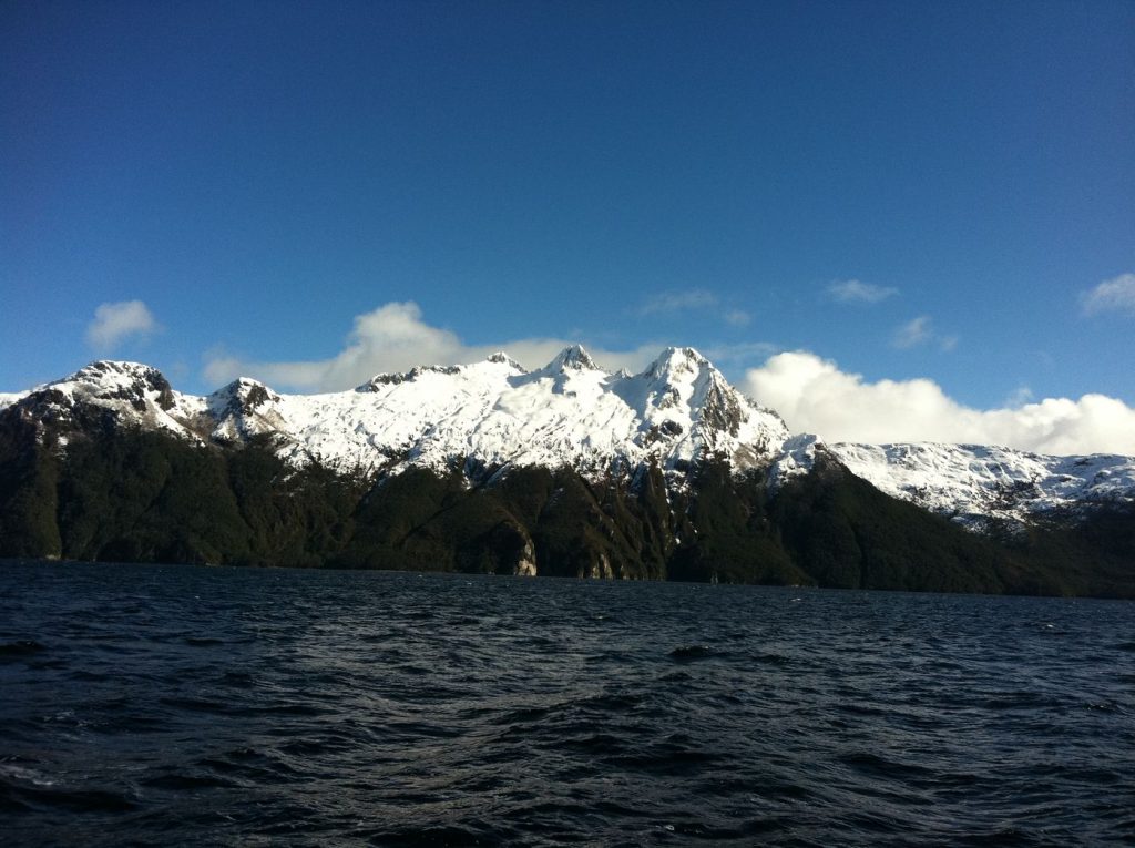 des fjords entourés de montagnes (photo: GMHM)
