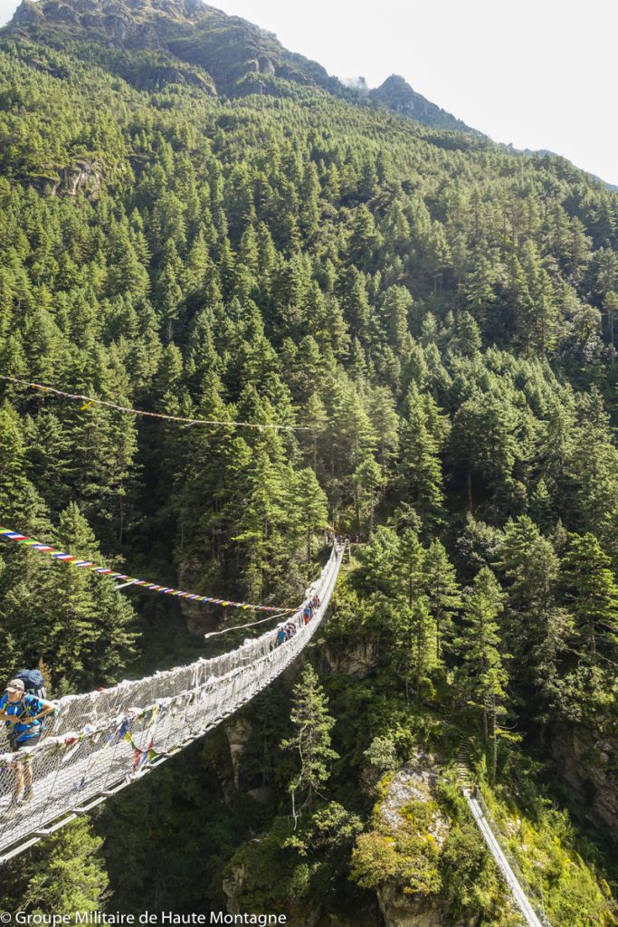 Le traditionnel pont népalais avant d'arriver à Nanche Bazar