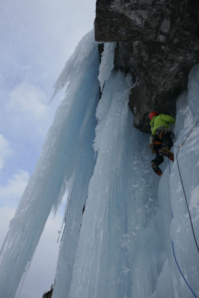 Départ du relais dans une longueur déversante 100% glace