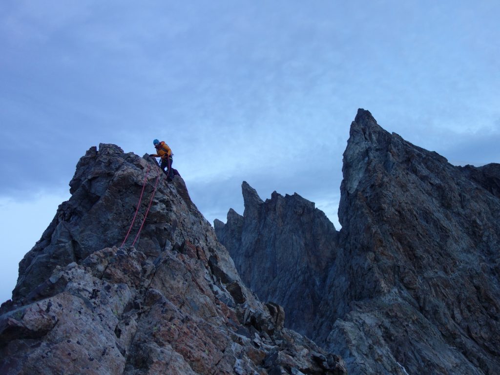 La traversée des arêtes entre la Meije Oriental et le Pavé sous l'oeil inquiétant du doigt de Dieu.