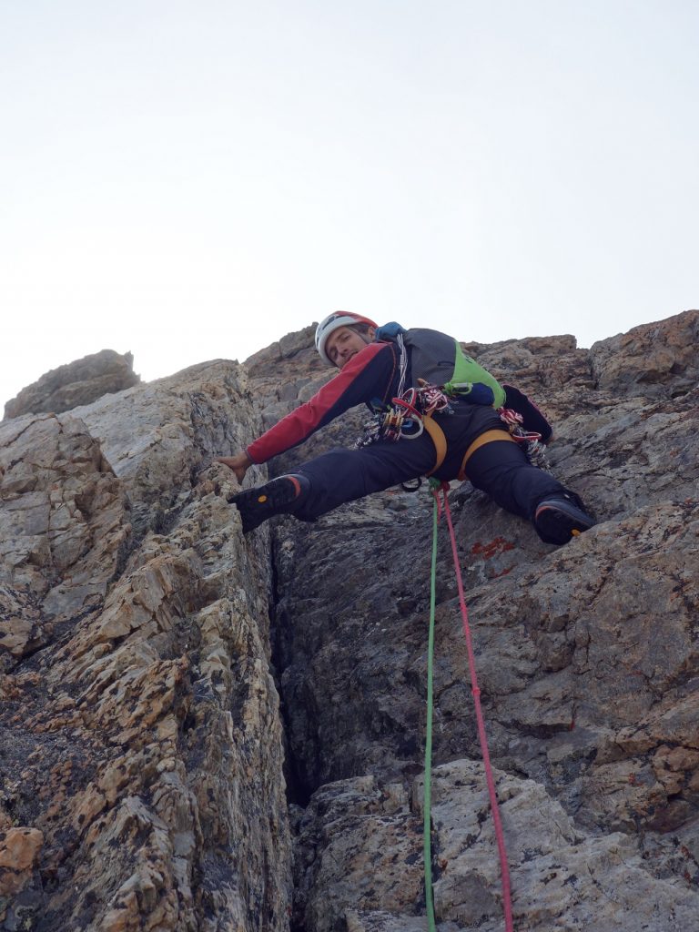 Sur le très beau rocher de l'arête terminale menant au sommet.